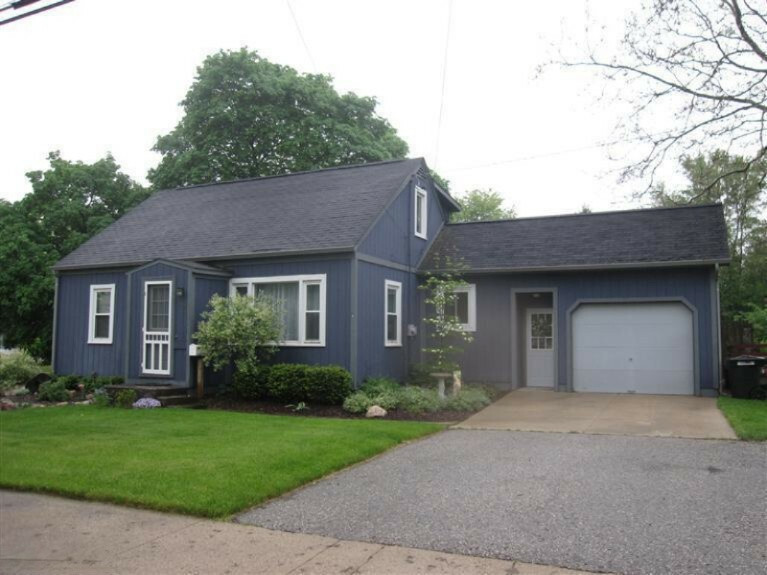 Property Photo:  319 East Avenue  MI 49412 