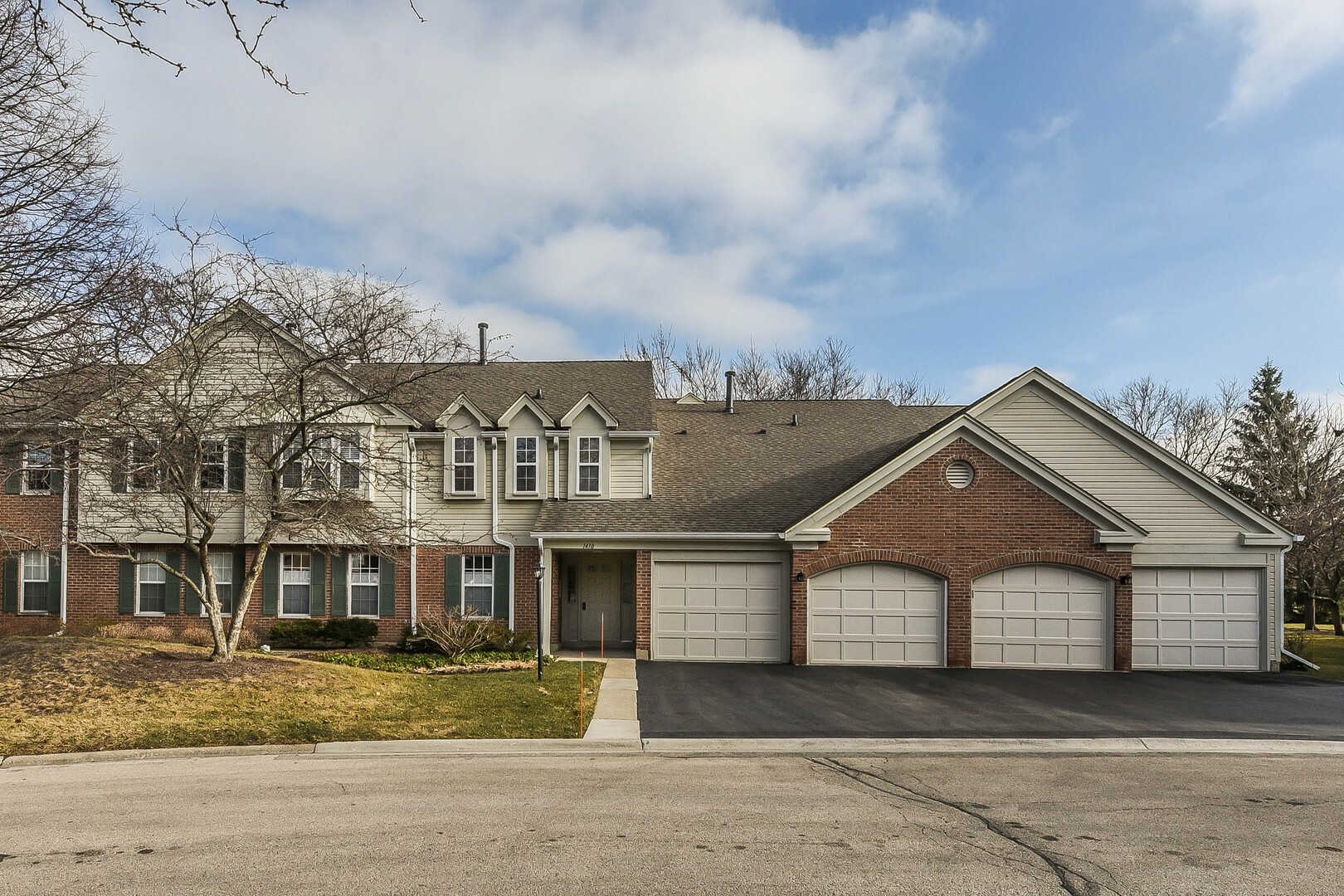 Property Photo:  1410 Shore Court C2  IL 60090 