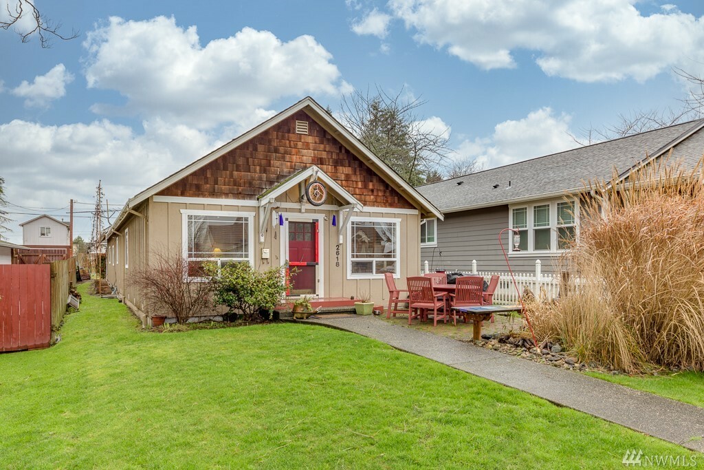 Property Photo:  2618 E Grand Ave  WA 98201 