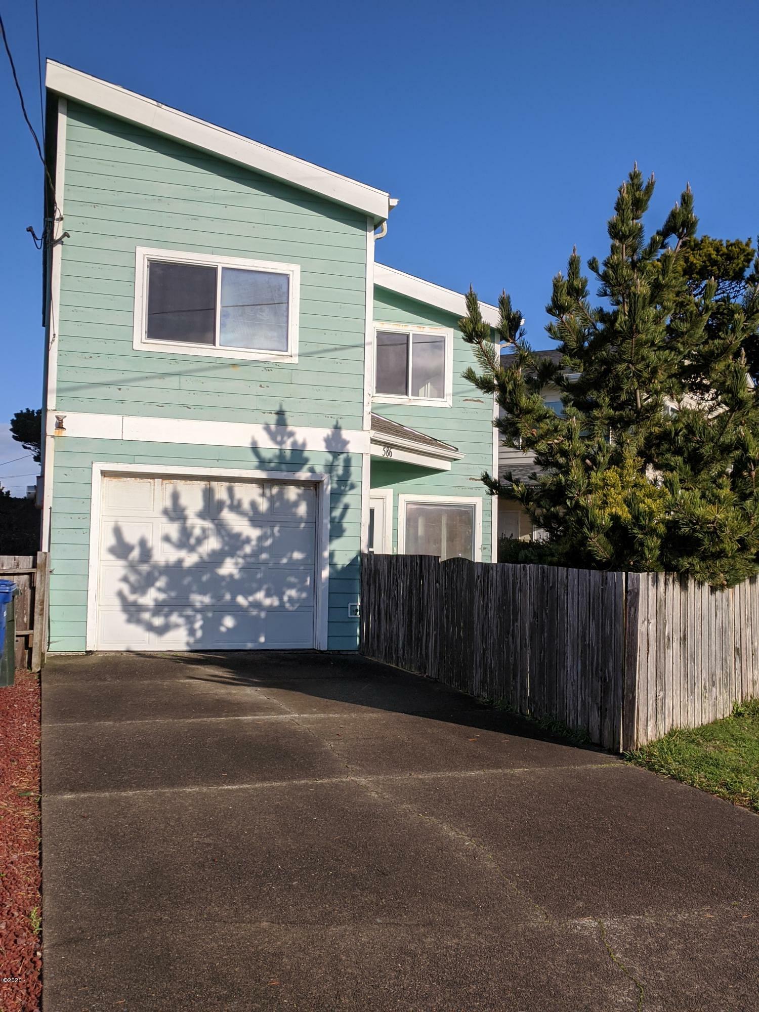 Property Photo:  586 SW 5th St  OR 97365-4953 