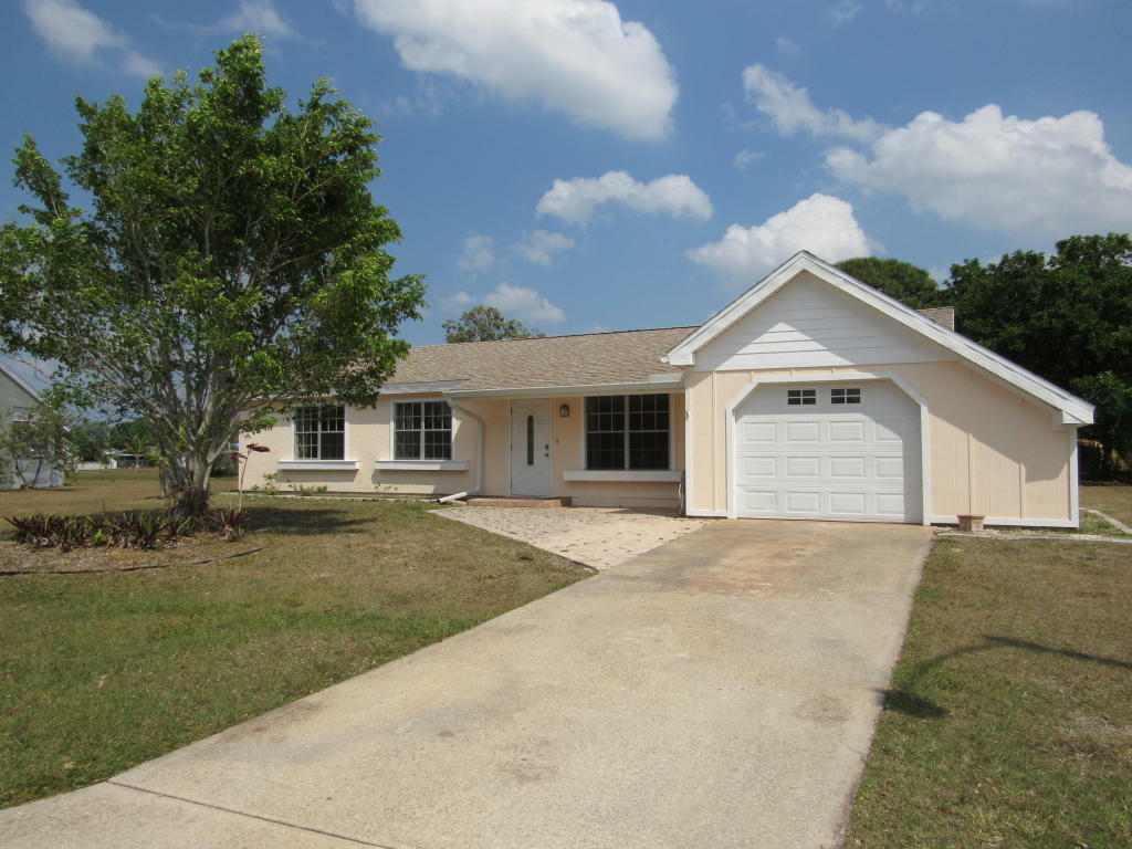 Property Photo:  1913 SE Redwing Circle  FL 34952 