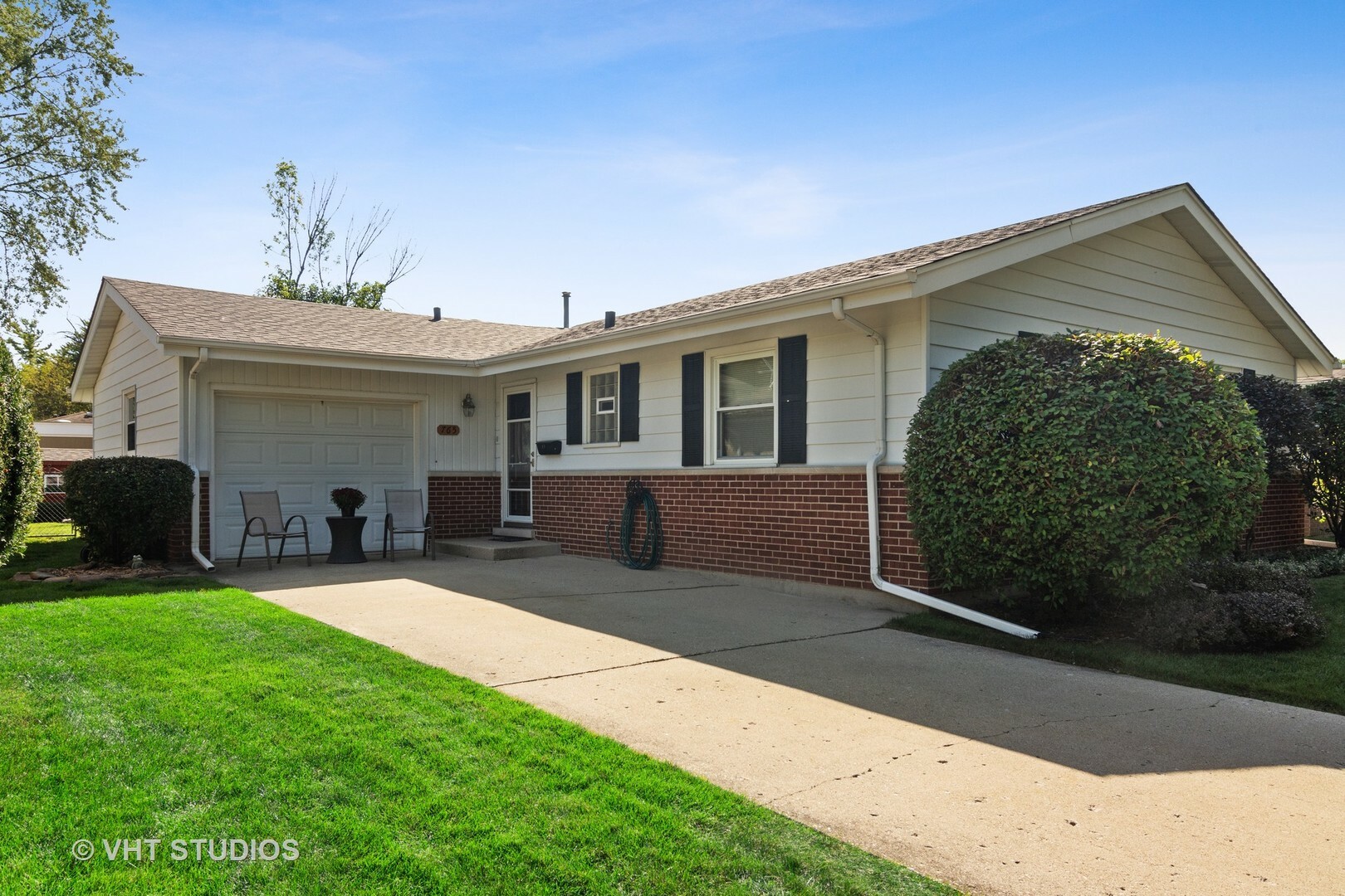 Property Photo: 765 Therese Terrace IL 60016