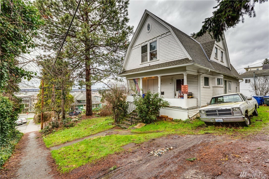 Property Photo:  513 E Myrtle St  WA 98205 