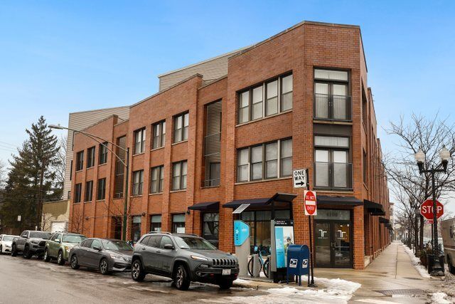 Property Photo:  2040 W Belle Plaine Avenue 209  IL 60618 