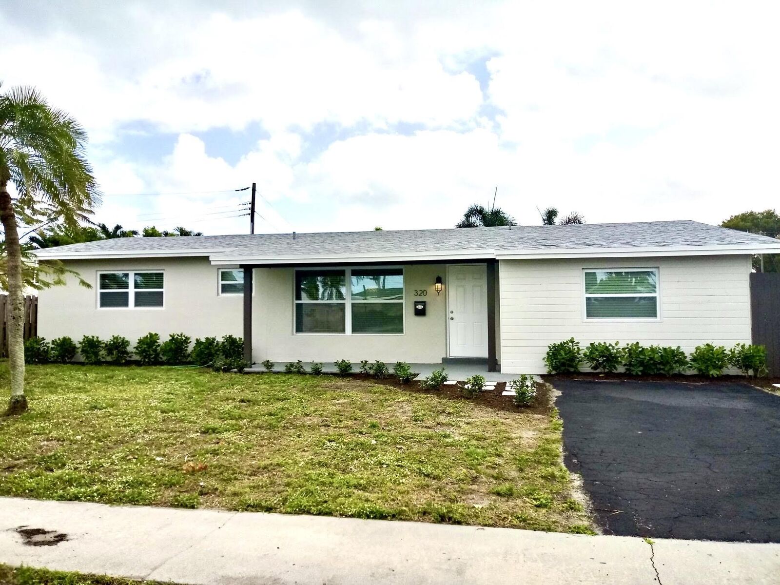 Property Photo:  320 SE 3rd Place  FL 33441 