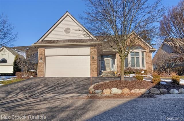 Property Photo: 5040 Oakbrooke Drive MI 48323