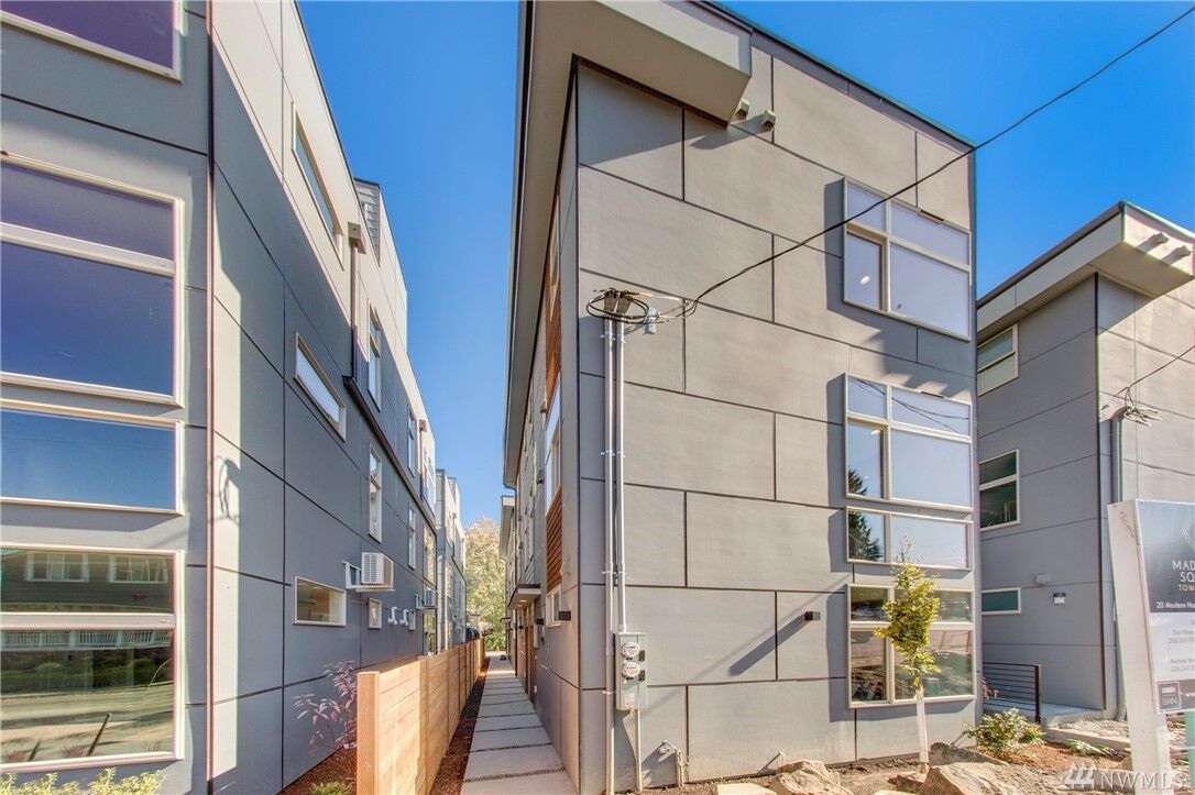 Property Photo:  724 A  Martin Luther King Junior Way  WA 98122 
