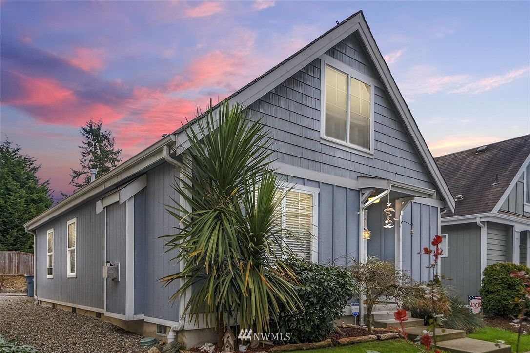 Property Photo:  2713  9th Street SE  WA 98374 
