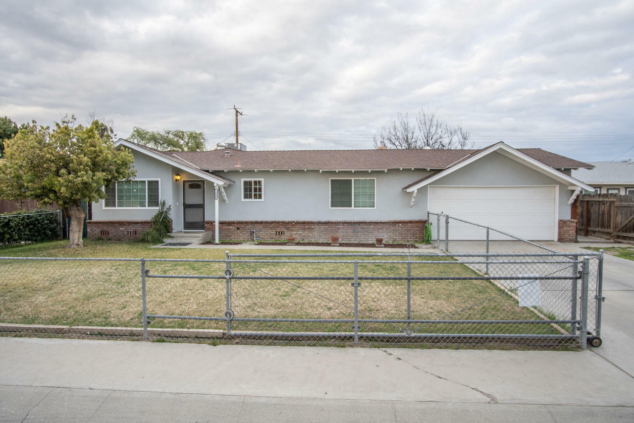 Property Photo:  2080 W Harrison Avenue  CA 93257 