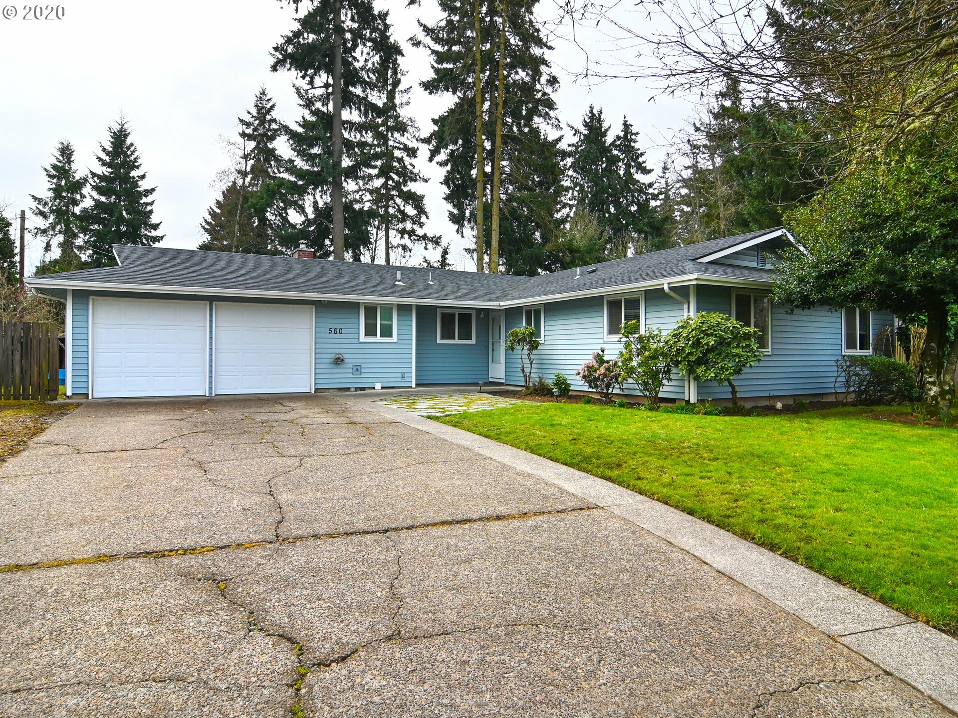 Property Photo:  560 Blackfoot Ave  OR 97404 