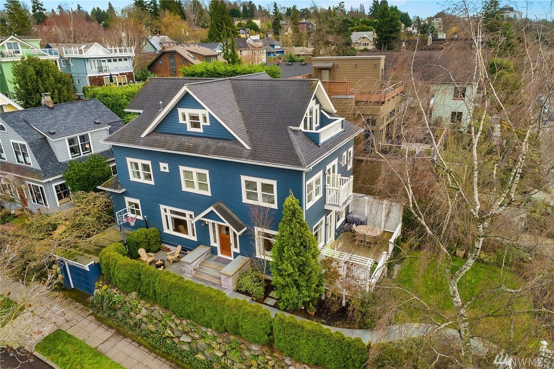 Property Photo:  2034 Broadway E  WA 98102 