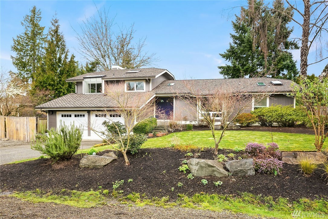 Property Photo:  1040 NW Honeywood Place  WA 98027 