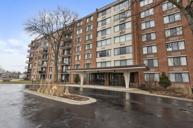 Property Photo: 2000 Saint Regis Drive 3G IL 60148
