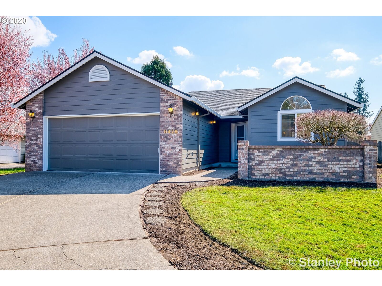 Property Photo: 6428 SE Maple St OR 97123