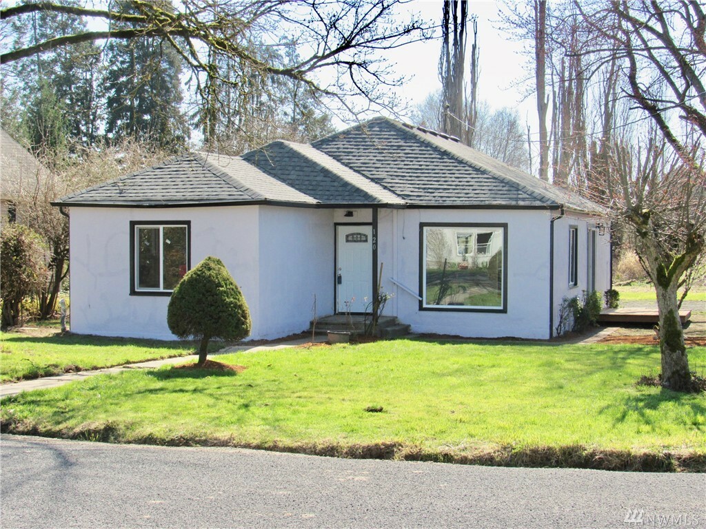 Property Photo:  120 N Maple St  WA 98626 