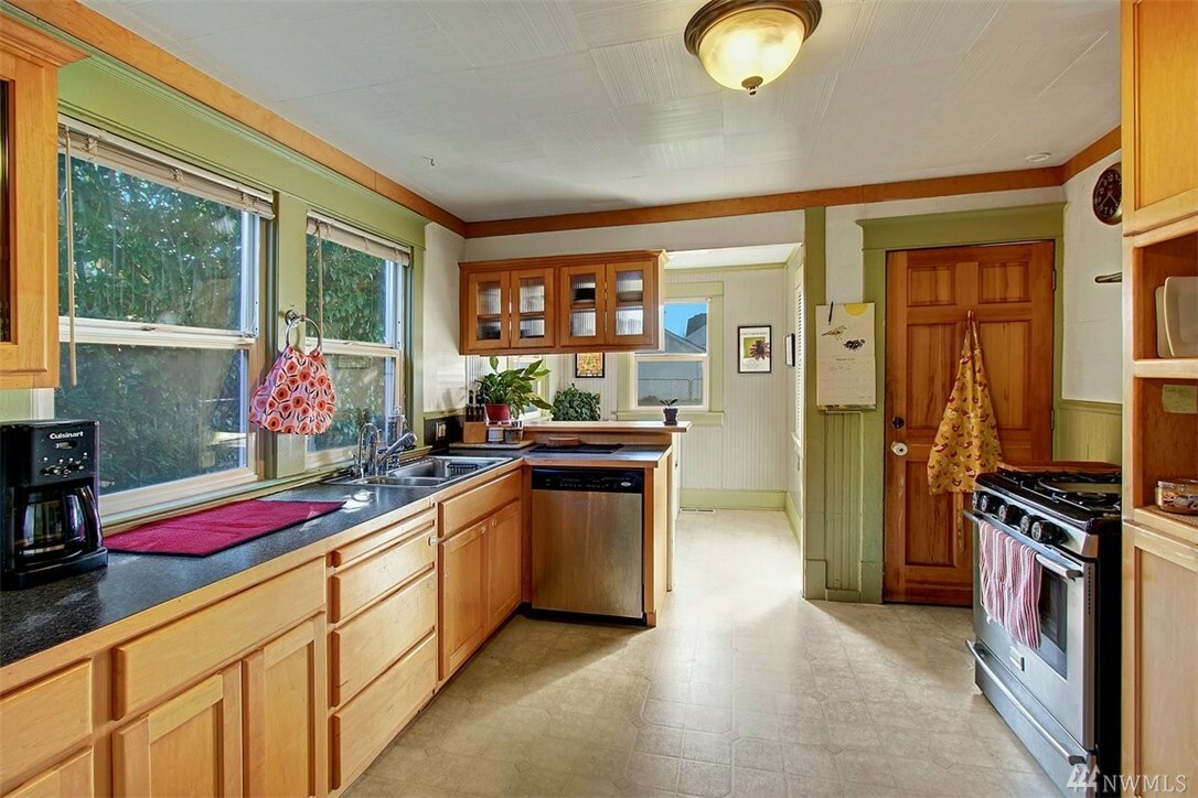 Property Photo:  1606 Colby Ave  WA 98201 