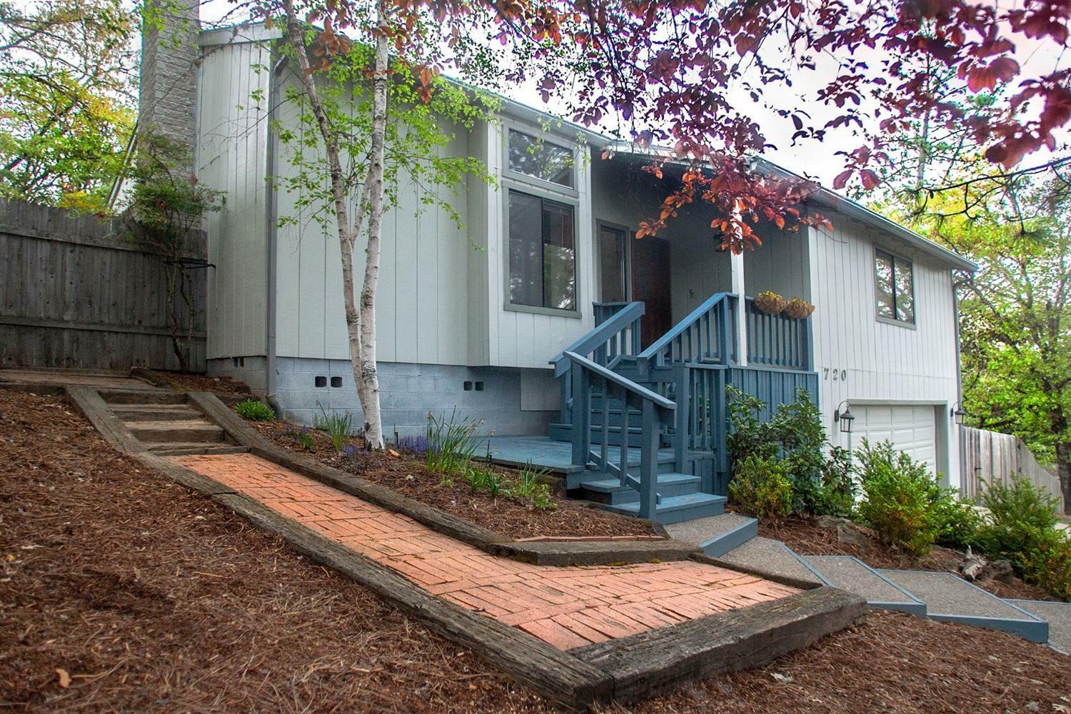 Property Photo:  720 S Oregon Street  OR 97530 