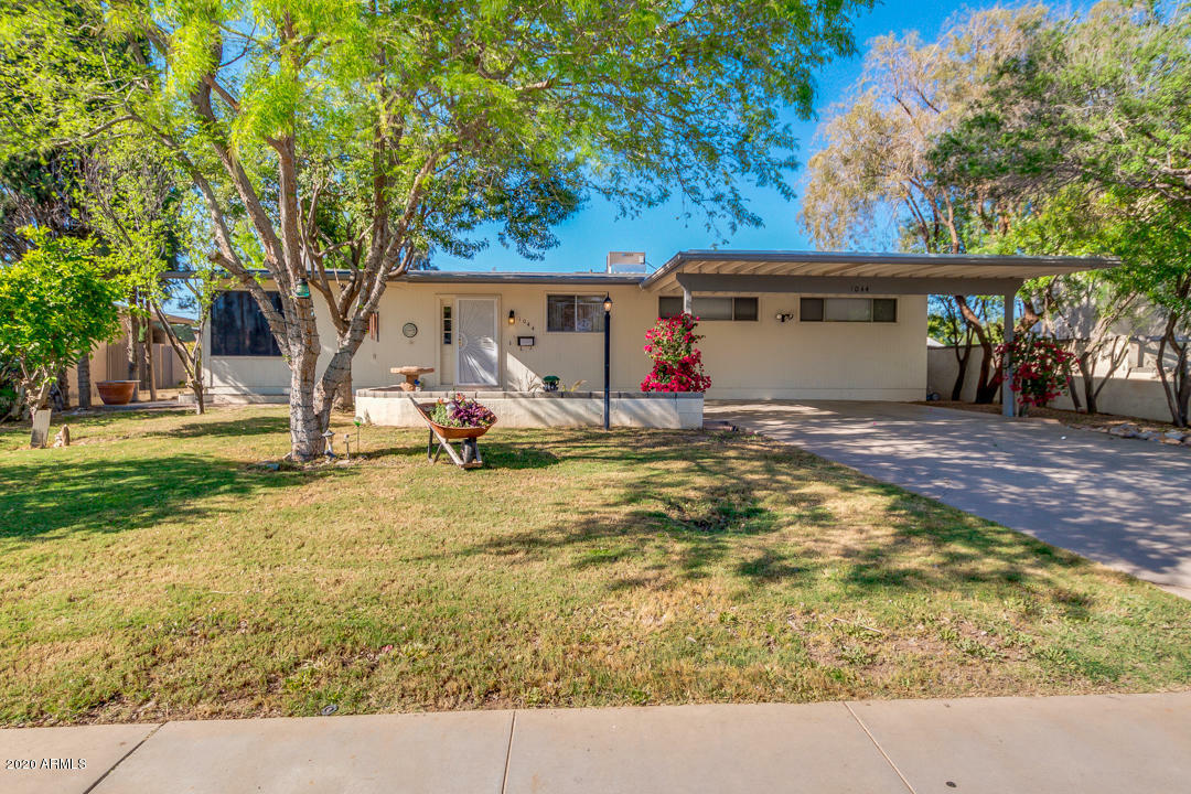 Property Photo: 1044 E Alameda Drive AZ 85282