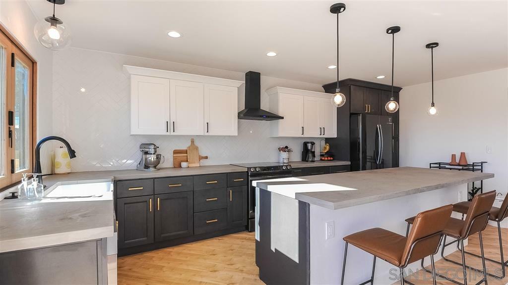 Property Photo: 1549 Hunsaker St CA 92054