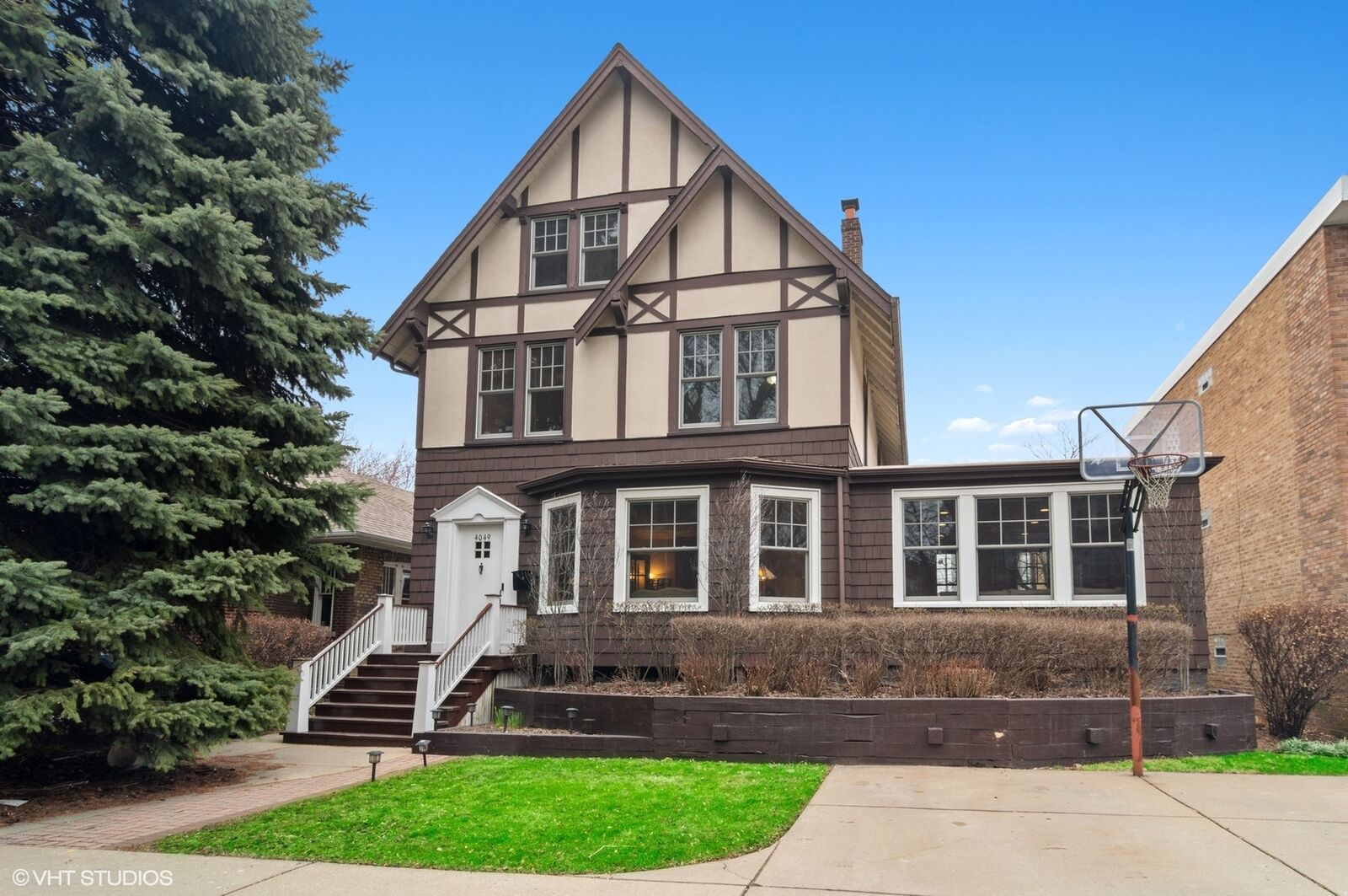 Property Photo: 4049 North Keystone Avenue IL 60641