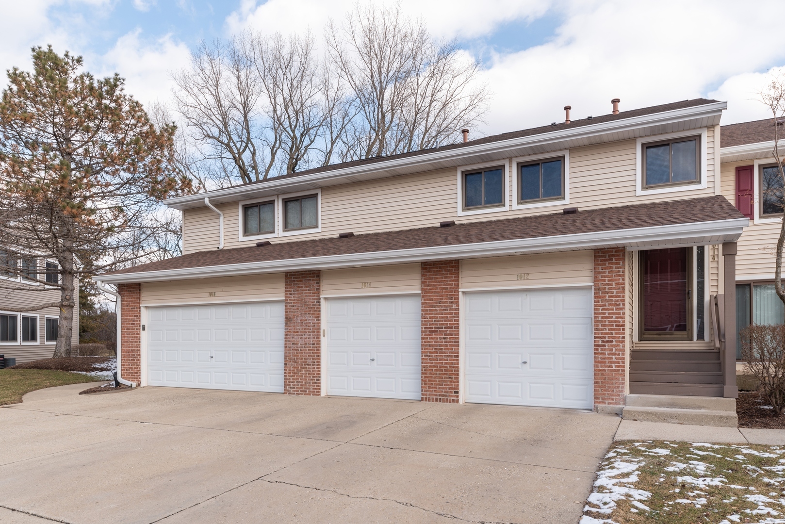 Property Photo:  1014 Pinetree Circle  IL 60089 