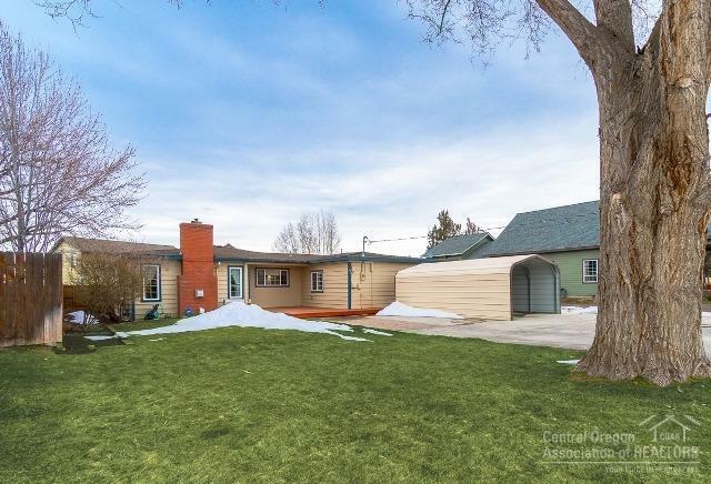 Property Photo:  1637 NW Larch Avenue  OR 97756 