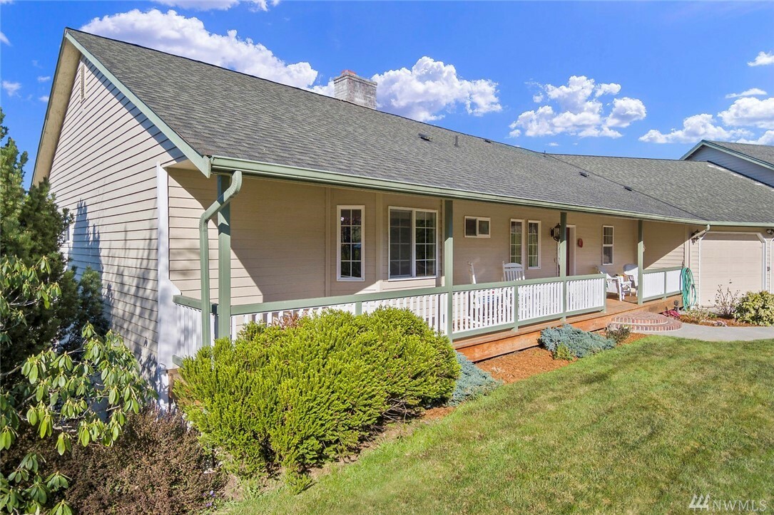 Property Photo: 6933 70th St SE WA 98290
