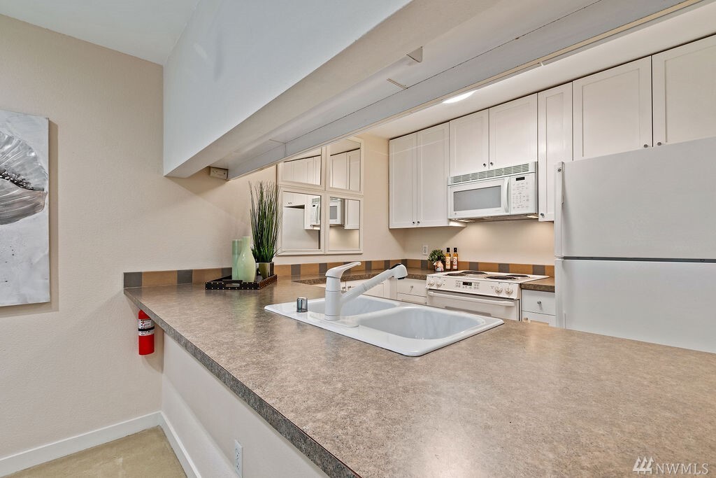 Property Photo: 275 W Roy Street 201 WA 98119
