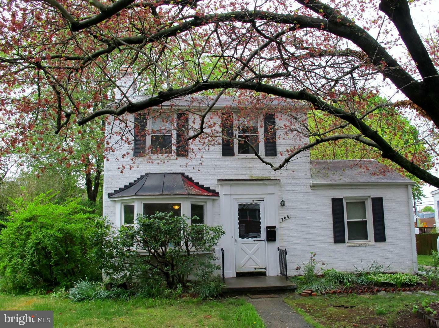 Property Photo: 206 S Jackson Street VA 22204