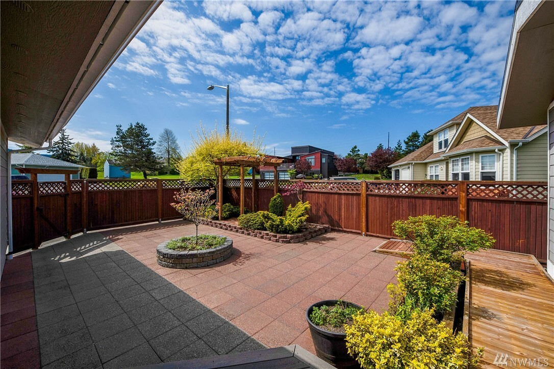 Property Photo:  1610 34th St  WA 98221 