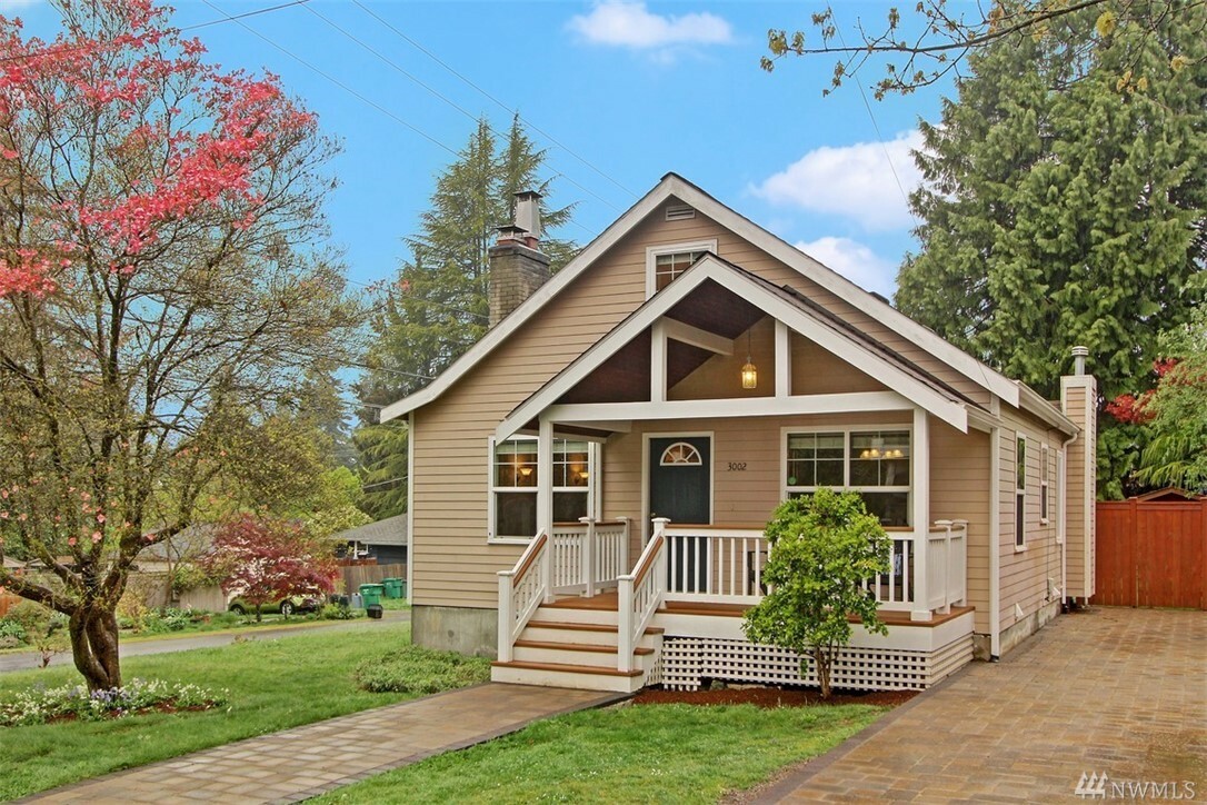 Property Photo:  3002 NE 89th St  WA 98115 