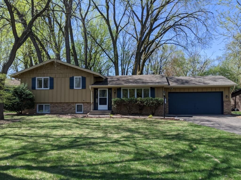 Property Photo: 6007 Hillsboro Avenue N MN 55428