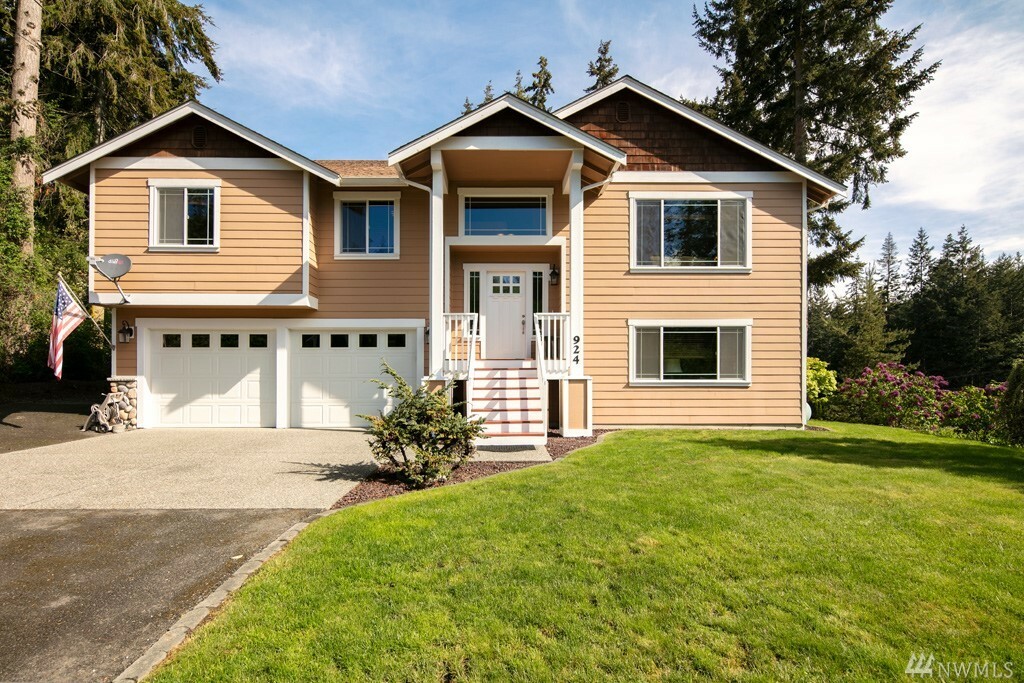 Property Photo:  924 Double View Dr  WA 98282 