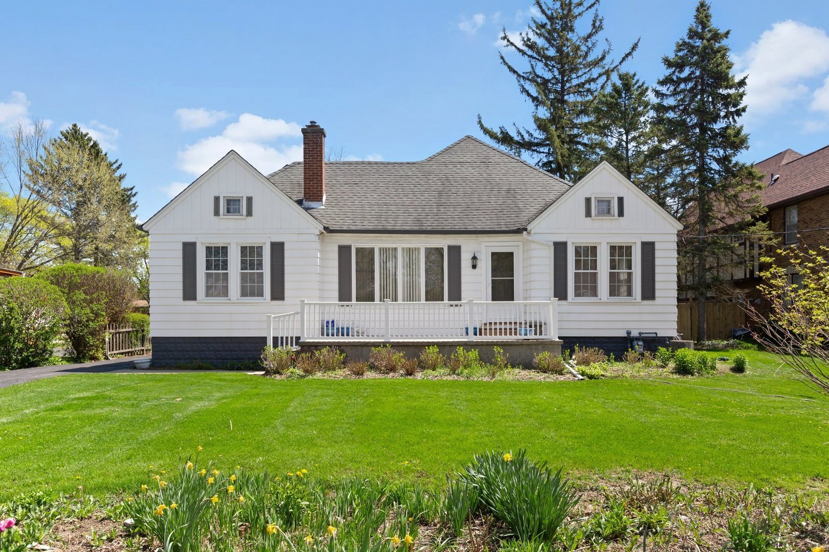 Property Photo: 841 North Delany Road IL 60031