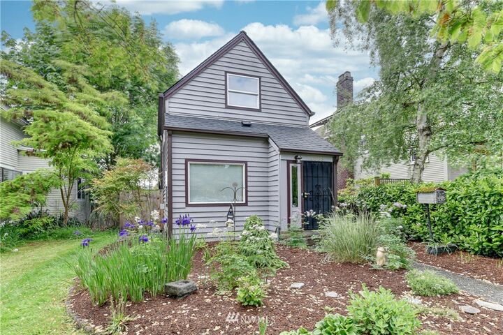 Property Photo:  1609 Rucker Avenue  WA 98201