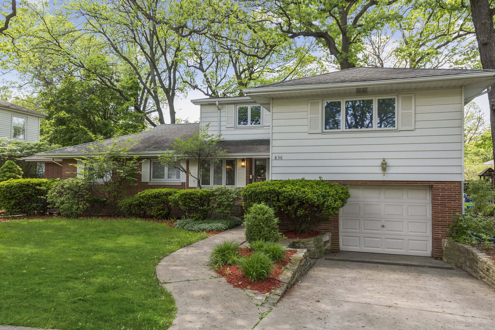 Property Photo: 836 North Waiola Avenue IL 60526