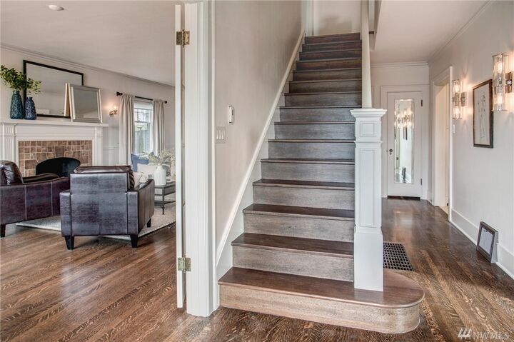 Property Photo:  334 W Kinnear Place  WA 98119 