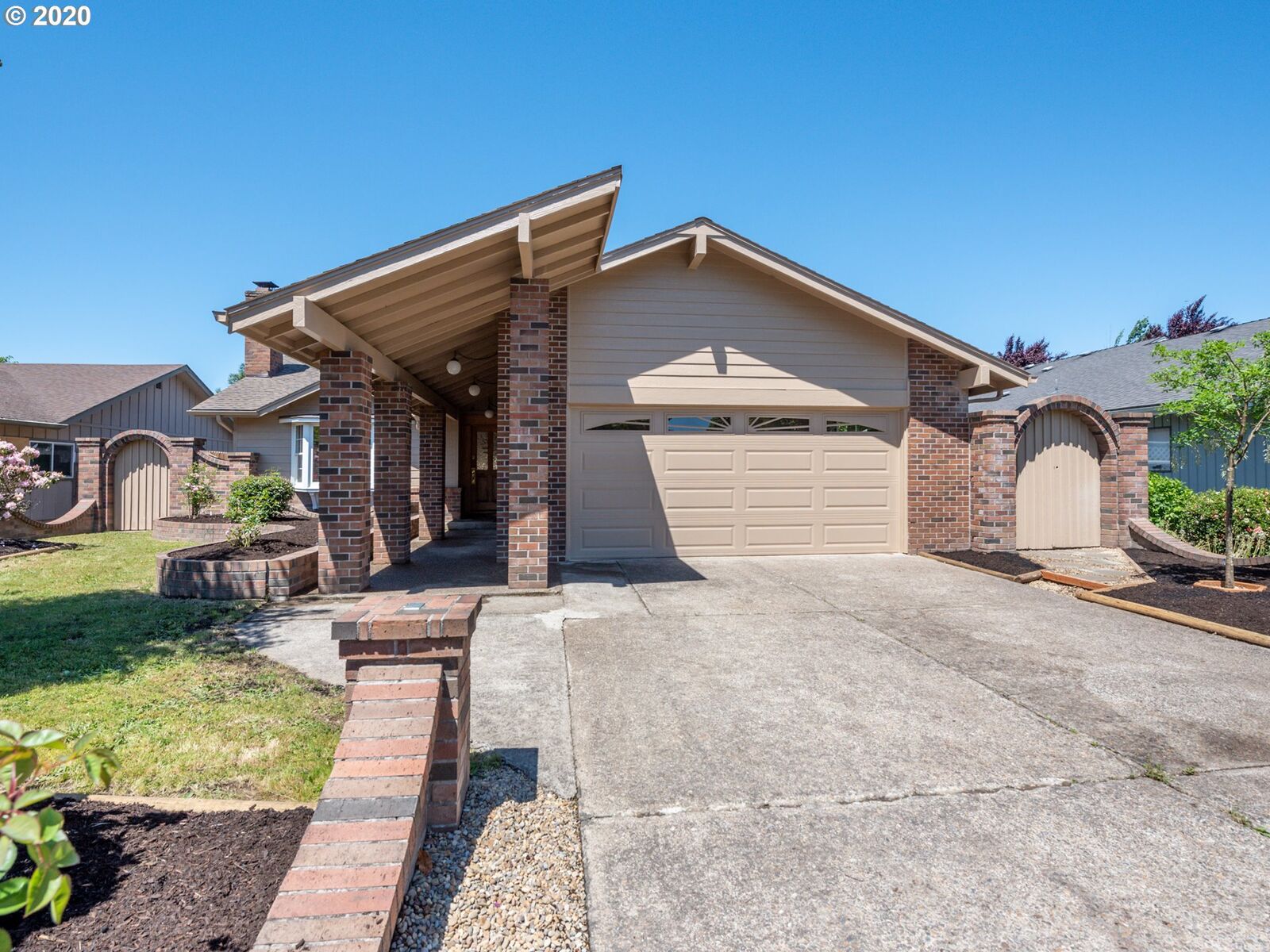 Property Photo: 2534 Erin Way OR 97408