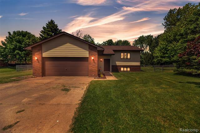 Property Photo:  4950 Ennismore Drive  MI 48346 