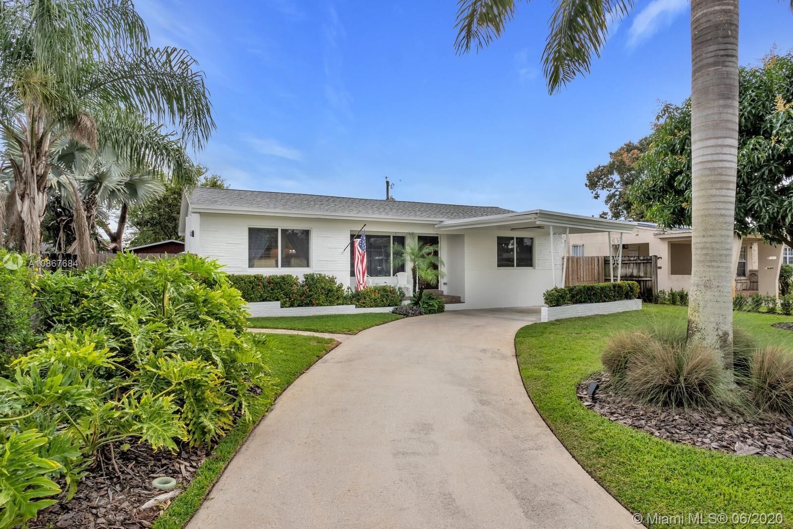 Property Photo: 811 N 72nd Way FL 33024