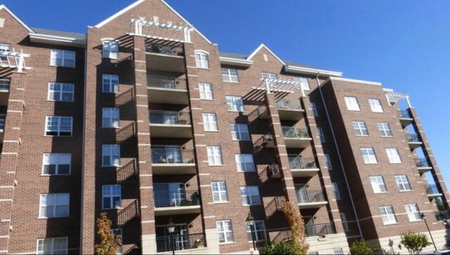 Property Photo: 390 West Mahogany Court 605 IL 60067