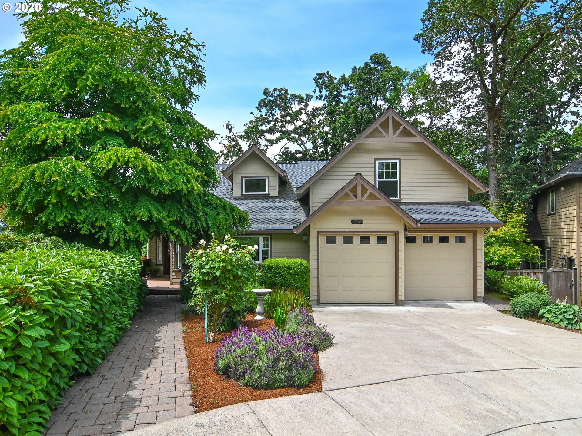 Property Photo: 2720 Pinerock Dr OR 97401