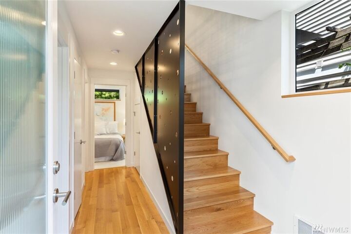 Property Photo:  3310 W Government Way B  WA 98119 