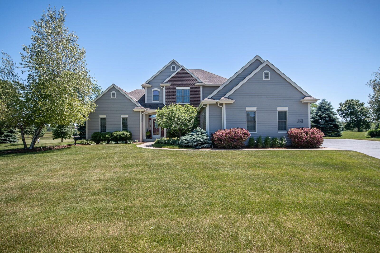 Property Photo: W236n8438 Clubhouse Cir WI 53089