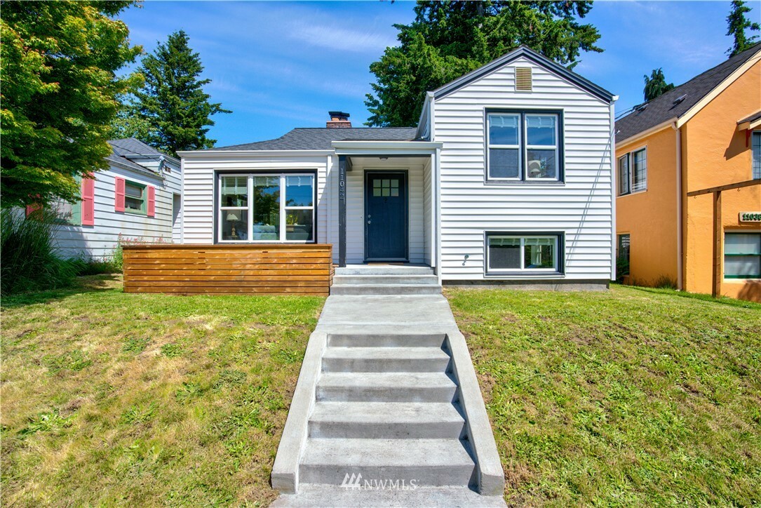 Property Photo:  11042 Evanston Avenue N  WA 98133 