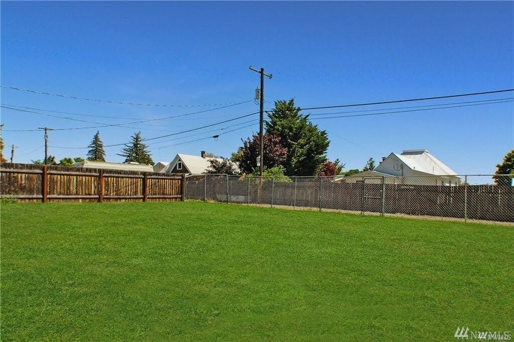 Property Photo:  208 W Walnut St  WA 98858 