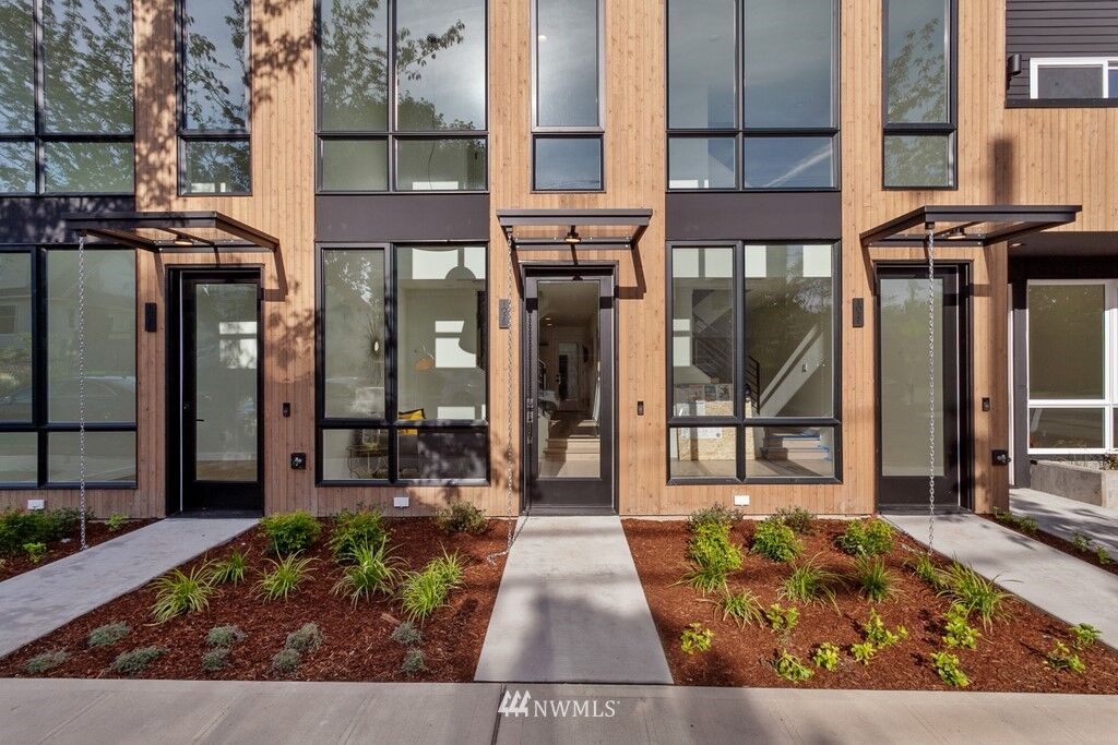 Property Photo:  102  25th Avenue  WA 98122 