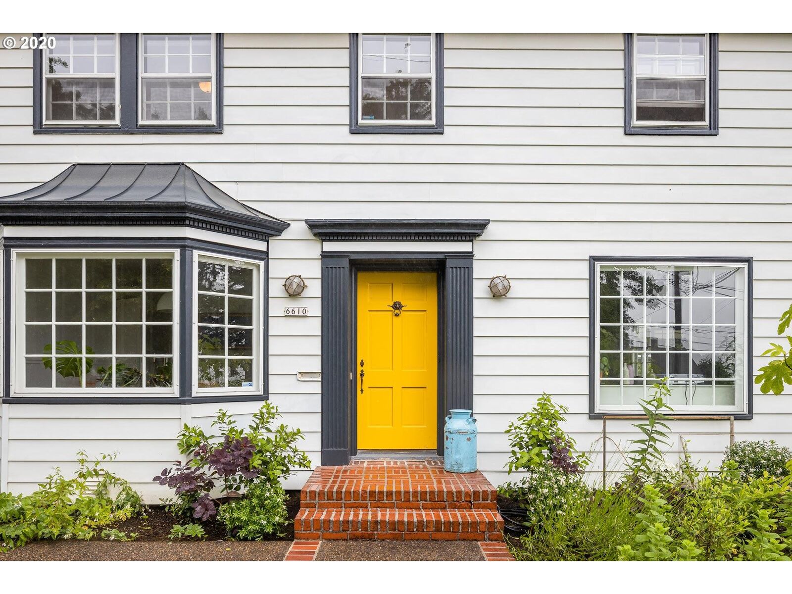 Property Photo:  6610 SE Stark St  OR 97215 