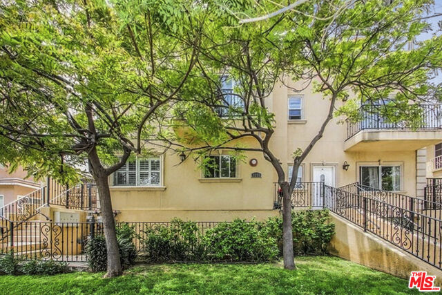 Property Photo:  5255 Hermitage Ave 102  CA 91607 