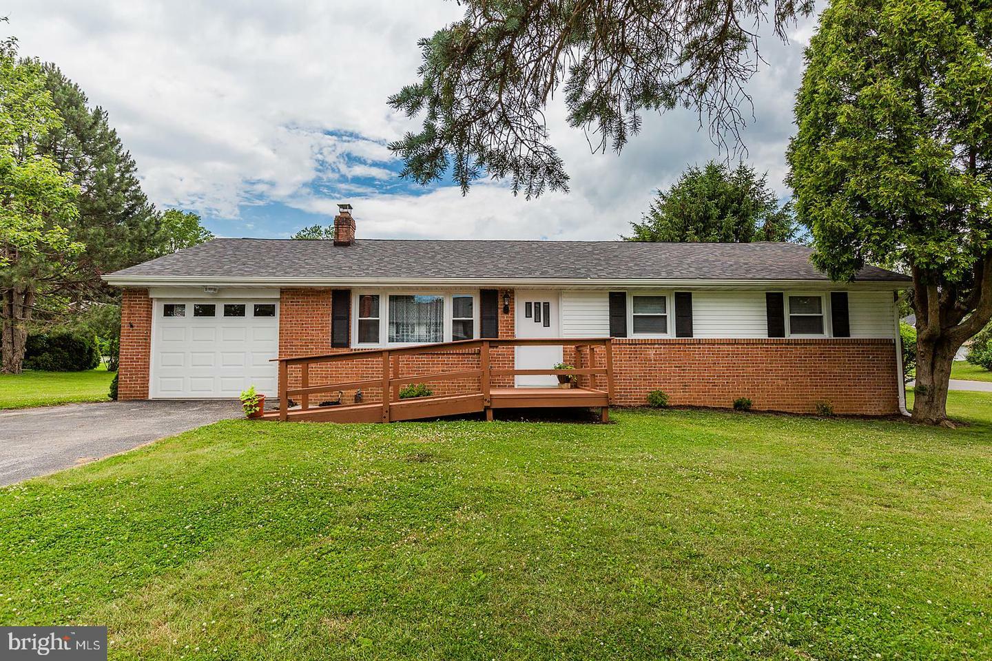 Property Photo:  695 Imperial Drive  PA 17601 